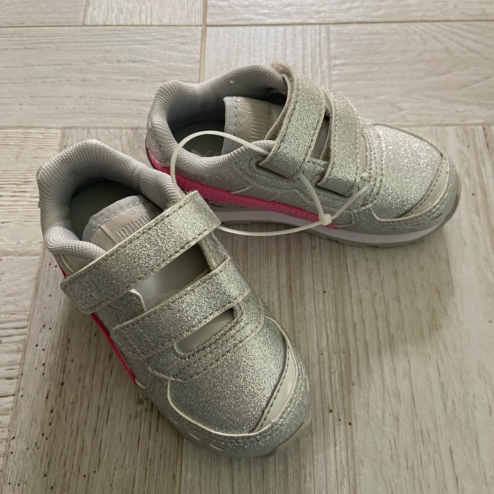 NWOT TODDLER SILVER/PINK VELCRO PUMA SNEAKERS SIZE 6